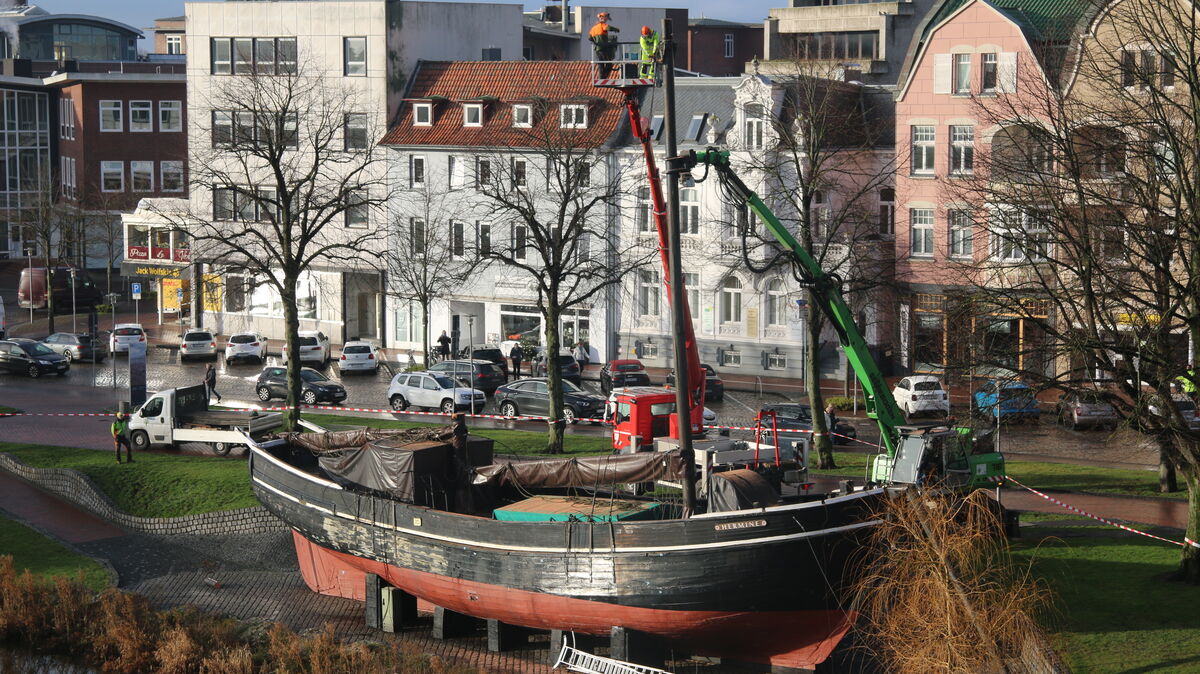 Am Tag vor Heilig Abend erledigten Arbeiter noch einen Blitzauftrag: Die Masten, die Bäume, die Takellage und der Klüverbaum von der Hermine mussten aus Sicherheitsgründen kurzfristig „abgetakelt“ werden. Foto: Potschka