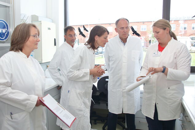 Per Du mit Dorsch und Lachs: Ministerin Staudte zu Gast im Cuxhavener ...