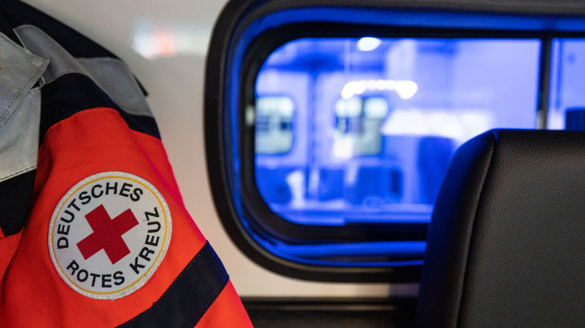 Noch sind das DRK Wesermünde und Cuxhaven-Land Hadeln sowie der Falck Rettungsdienst vom Landkreis Cuxhaven mit dem Rettungsdienst beauftragt. Das wird sich aller Voraussicht nach bereits zum 1. Januar 2025 ändern. Foto: Albert / dpa