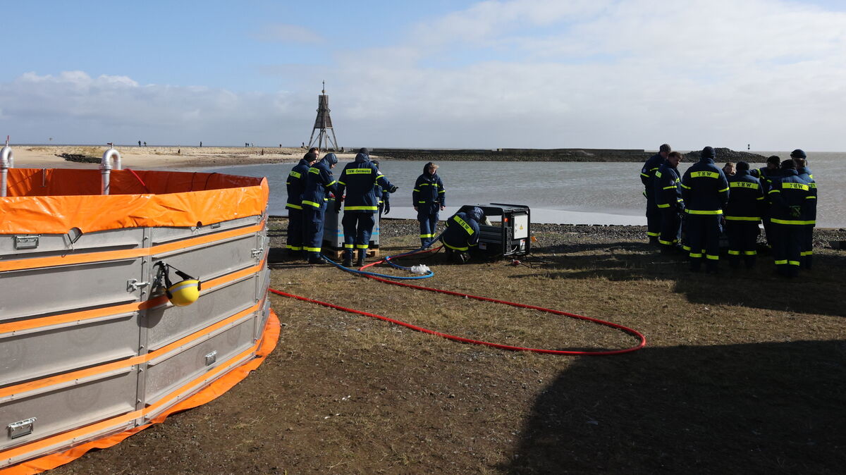 Rund 36.000 Liter Salzwasser wurden aus dem Hafenbecken in das Sammelbecken (l.) gepumpt, um daraus Trinkwasser zu gewinnen. Foto: Fischer