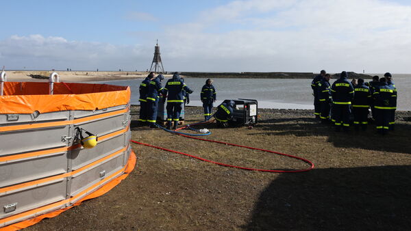 THW-Übung in Cuxhaven: Salzwasser aus dem Bauhafen soll zu Trinkwasser werden