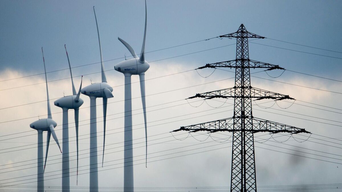 Heiß diskutiert wird bei der Veranstaltung die Energiewende. Kann sie im Cuxland gelingen? Symbolfoto: Julian Stratenschulte/dpa