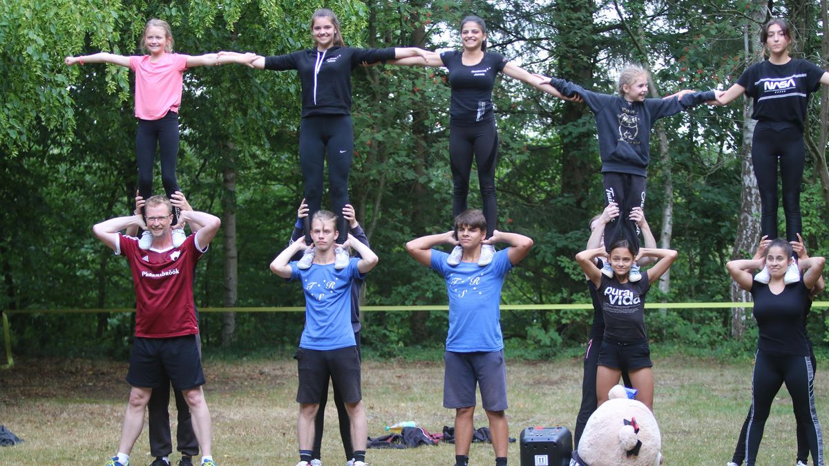 CN/NEZ-Sportredakteur Frank Lütt (rotes Trikot) durfte als Base beim Shoulder Stand fungieren. Foto: Grewe