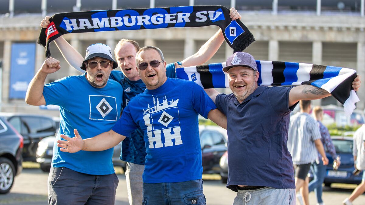 Diese HSV-Fans scheinen zuversichtlich zu sein: Beim Relegations-Hinspiel posieren Sacha Ugani (v.l.), Alexander Verwiebe, Michael Anzert und Oliver Starken vor dem Berliner Olympiastadion. Foto: Andreas Gora/dpa