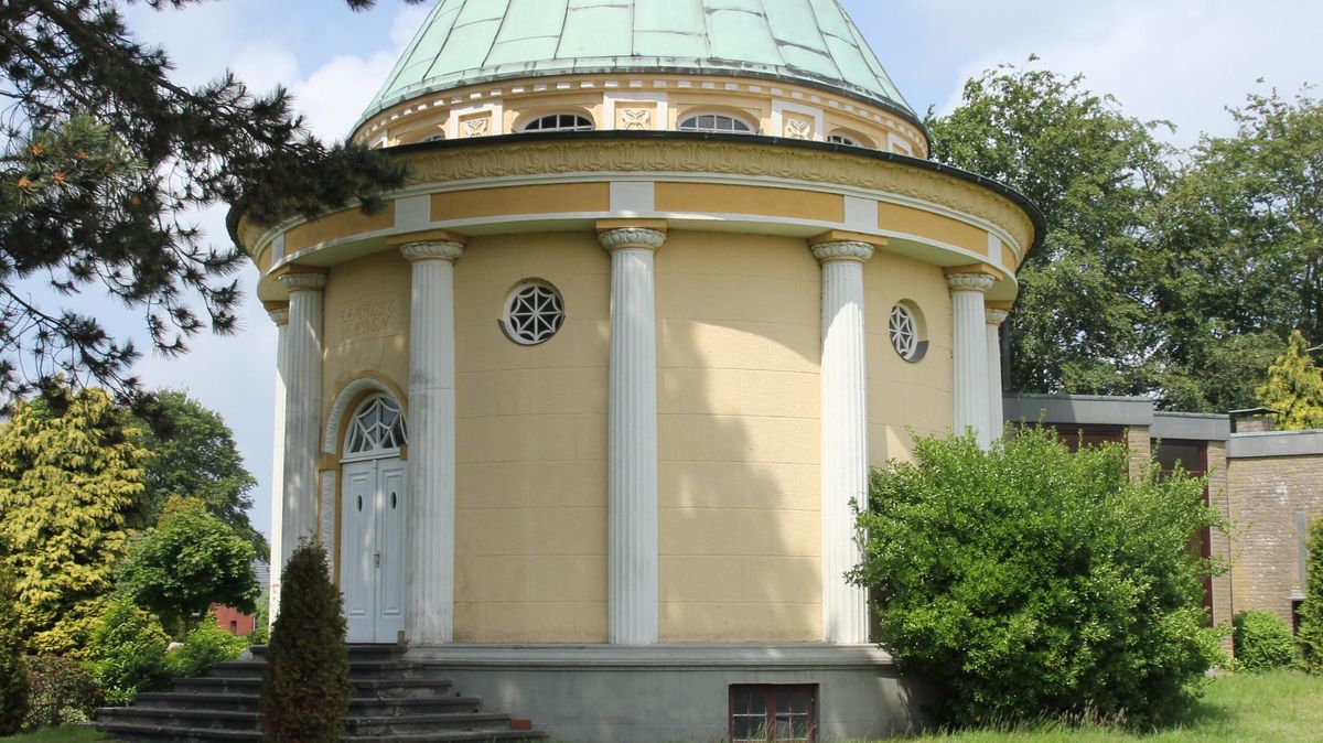 Die Grabstätte ließ Ernst Gehben 1912 für die Bestattung von Familienangehörigen auf dem Fiedhof bauen. In den 60iger Jahren übernahm die Kirchengemeinde das Gebäude. Heute bietet es mit einem Anbau Platz für bis zu 120 Menschen. Mauerwerk und Decke haben durch Feuchtigkeit Schaden genommen. Fotos: Sassen