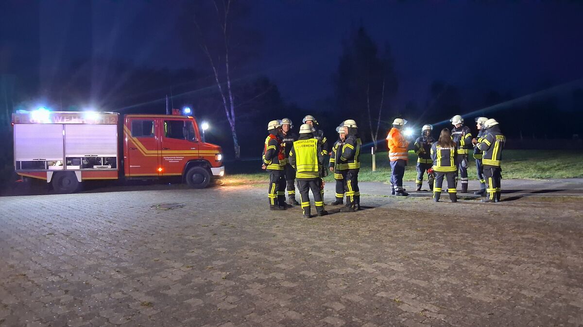 Nachdem der Landplatz ausgeleuchtet und eingerichtet ist, warten die Einsatzkräfte auf die Landung des Hubschraubers. Der Helikopter wird dann aber umgeleitet zum Elbe-Klinikum nach Stade. Foto: Lange