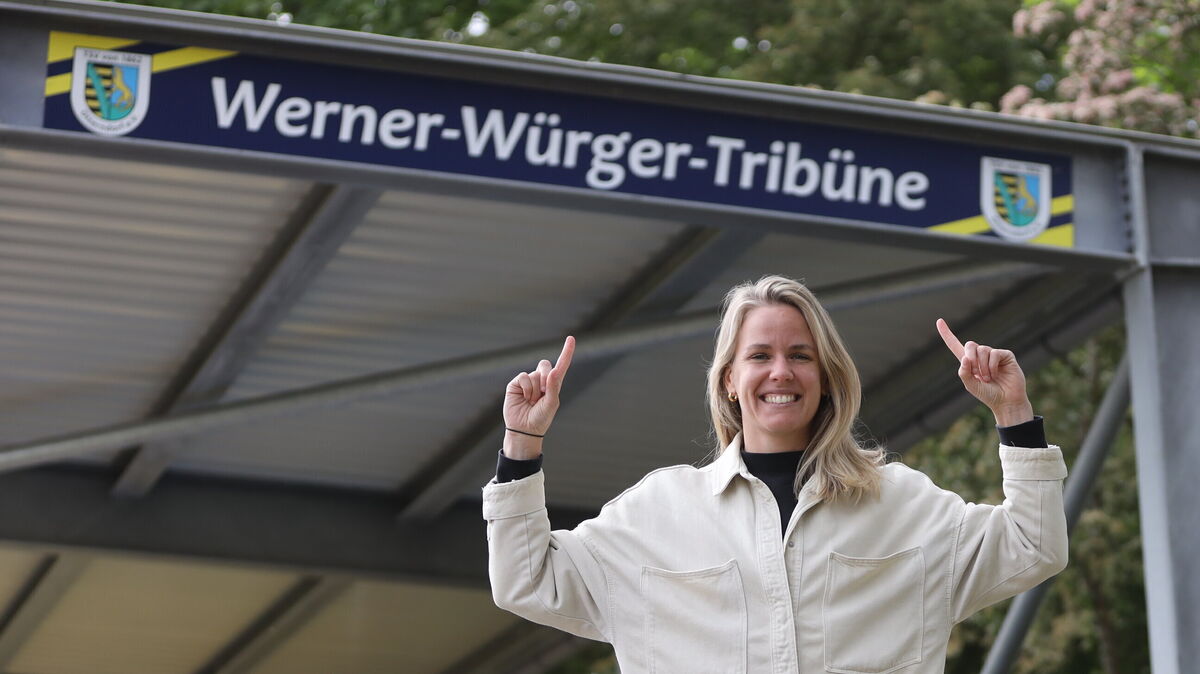 Nach vielen Jahren im Ausland kehrt Lena Petermann in die Nähe der Heimat zurück. Ab Sommer spielt sie für den SV Werder Bremen in der Frauen-Bundesliga Fußball. In Otterndorf hat die 31-Jährige das Fußballspielen gelernt. Auch das Otterndorfer Trainerurgestein Werner Würger, nach dem die TRibüne auf dem Jahnplatz benannt wurde, hat sie auf dem Weg begleitet. Foto: Unruh