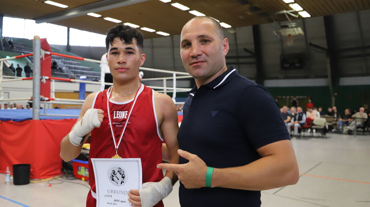 Khoren Gevor (hier mit RW-Boxer Ajmal Hashemi) war auch im vergangenen Jahr als Gast bei der Premiere der Cux-Box-Open. Am Sonnabend organisiert er zwei Profikämpfe in der Rundturnhalle. Foto: Witthohn
