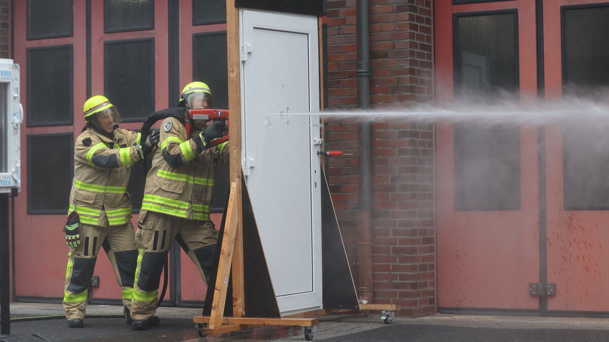 Mit 300 bar durchströmt das Wasser eine Stahlplatte und die Tür - für das Cobra-Löschsystem kein Problem. Es ist leicht und schnell einsatzbereit. Für die Arbeit der Berufsfeuerwehr bietet das Gerät viele Vorteile. Foto: Larschow