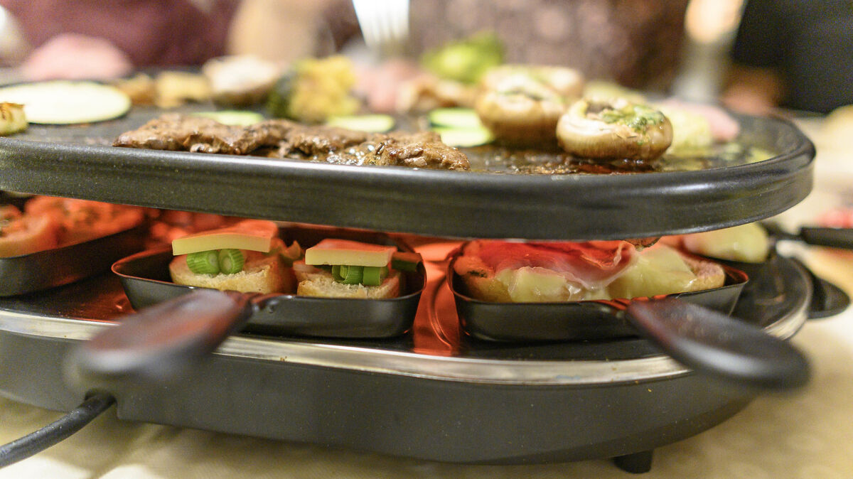 Die beliebtesten Gerichte zum Jahreswechsel zeigen eine Mischung aus Tradition, gemeinsamem Genießen – das Raclette ist weit vorn dabei. Foto: dpa/Maurer