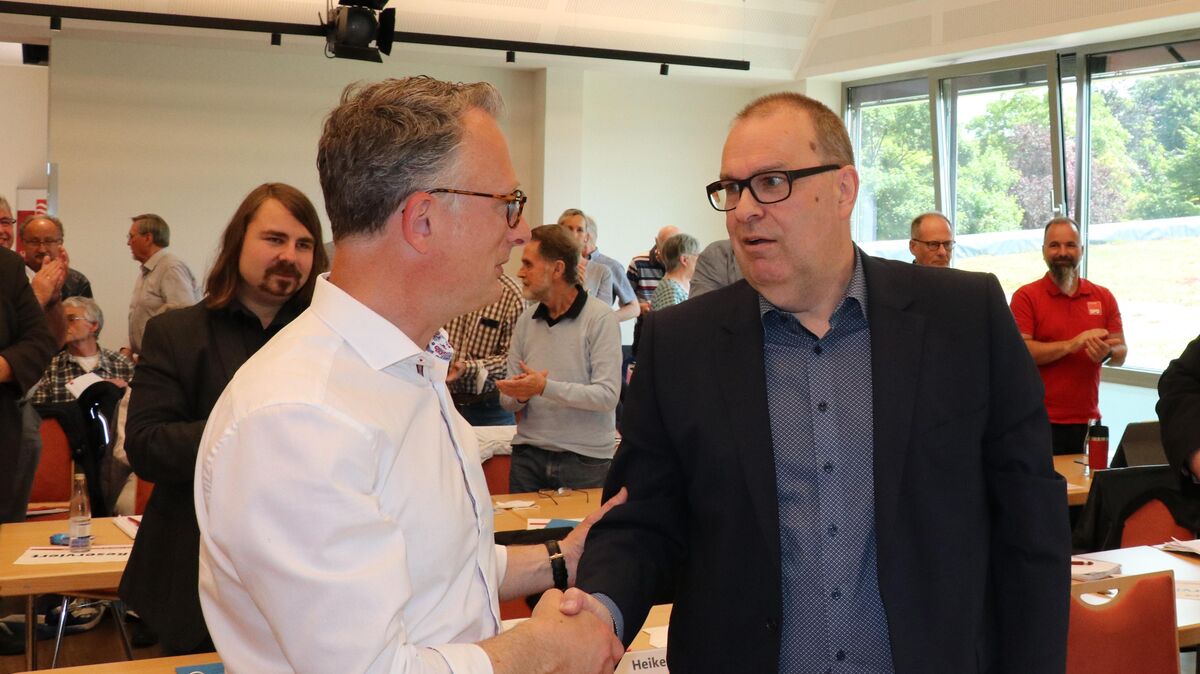 Der unterlegene Friedhelm Ottens (links) gratuliert Thorsten Krüger zur Wahl. Bei der SPD-Kandidatenkür für die Landratswahl fielen von 166 gültigen Stimmen 89 auf Krüger und 77 auf Ottens. Foto: Mangels