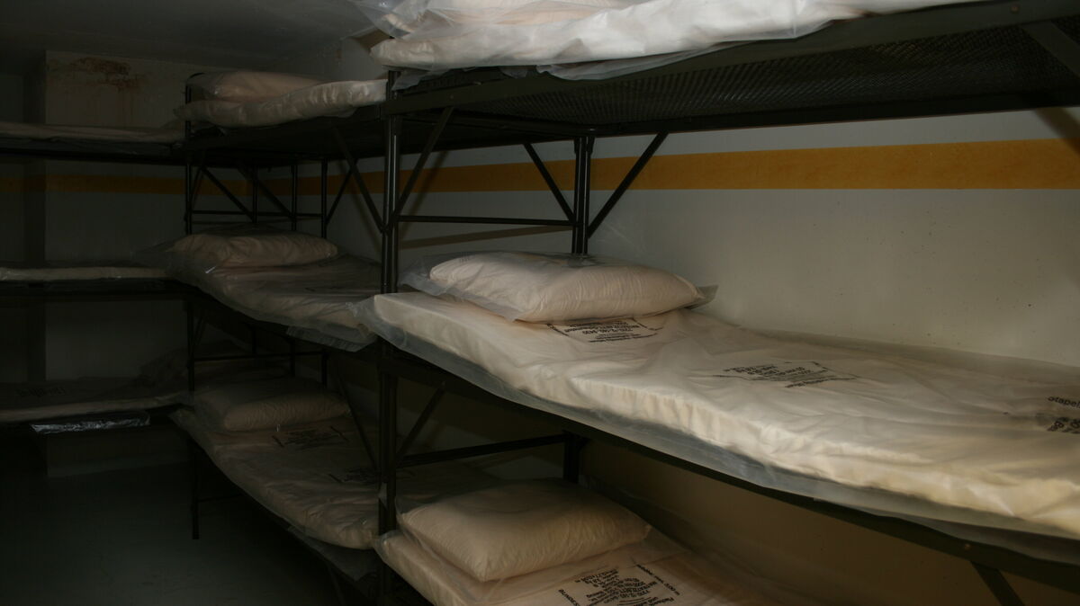 Dieser karg, ja fast morbid wirkende Raum war tatsächlich als Unterkunft für die Chefärzte des Hilfskrankenhauses gedacht. Das Foto ist 2008 entstanden. Aktuell lässt der Landkreis keine Vertreter der örtlichen Presse in die unterirdische Klinik. Foto: Mangels