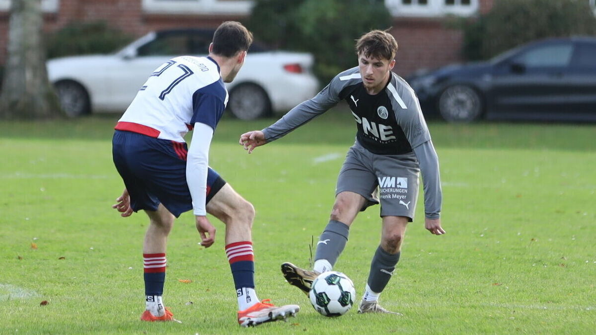 Marvin Pannhorst schoss das Tor des Tages beim 1:0-Auswärtssieg des FC Cuxhaven in Hedendorf. Foto: Unruh