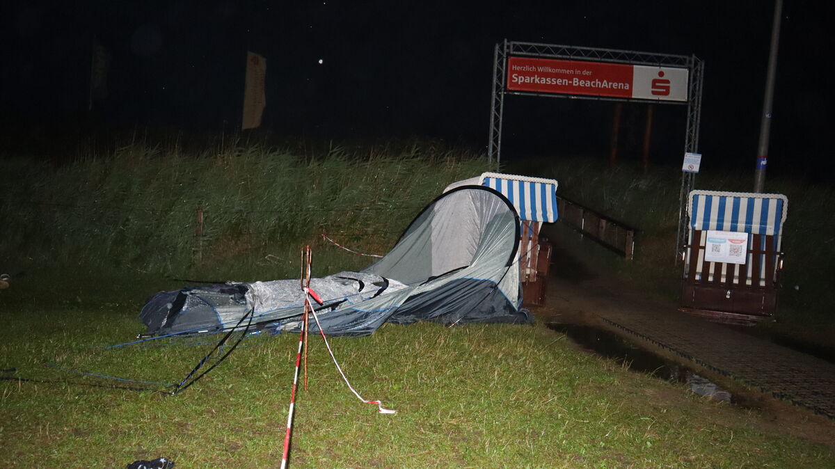Einsatz an der Beach-Arena am Strand von Duhnen: Der Zeltplatz wird evakuiert, bevor die Feuerwehr ihn absperrt. Foto: König/Freiwillige Feuerwehr