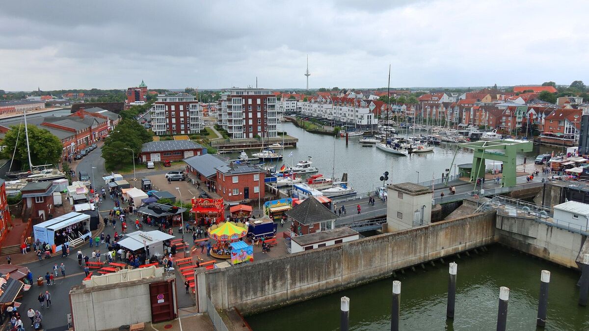 Hoch hinaus über dem Hafen: Cuxhaven feierte drei Tage voller Musik, Meer und Lebensfreude. Foto: Tonn
