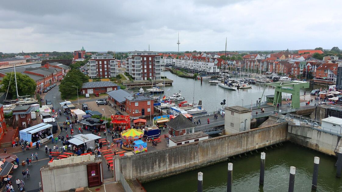 Riesenrad, Shantys und Fischbrötchen: Hafentage wandeln Cuxhaven in eine ...