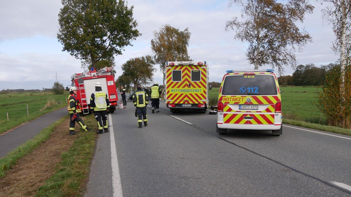 Einsatzkräfte von Feuerwehr und Rettungsdienst vor Ort auf der B495. Foto: Jürgen Lange