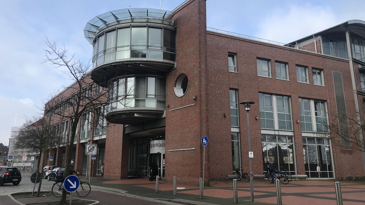 Die Stadtsparkasse Cuxhaven, hier die Hauptstelle, hat sich entschlossen, das Geschäftsstellennetz auszudünnen, um langfristig zu bestehen. Foto: Reese-Winne 