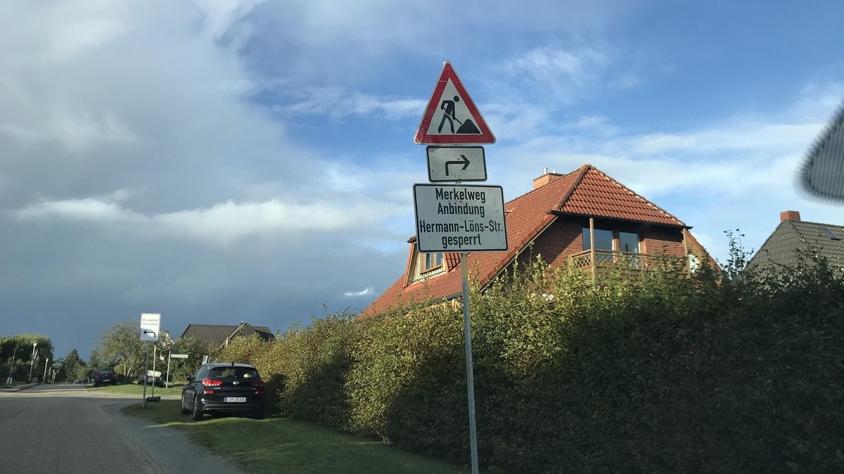 Die Altenwalder amüsieren sich über die neue Namenskreation "Merkelweg". Foto: Reese-Winne