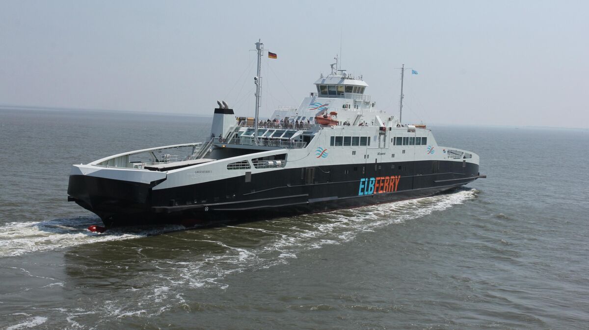 Nach nur neuen Monaten musste die Elbferry GmbH den Betrieb der "Greenferry I" zwischen Cuxhaven und Brunsbüttel einstellen. Die betroffenen Kommunen wollen sich mit dem fährlosen Zustand nicht abfinden und wenden sich jetzt gemeinsam an den Bund und die Länder. Foto: Sassen