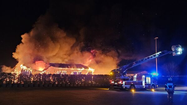 Flammen schlagen aus dem Dach: Lagerhalle in Cuxhaven-Altenwalde nach Brand zerstört