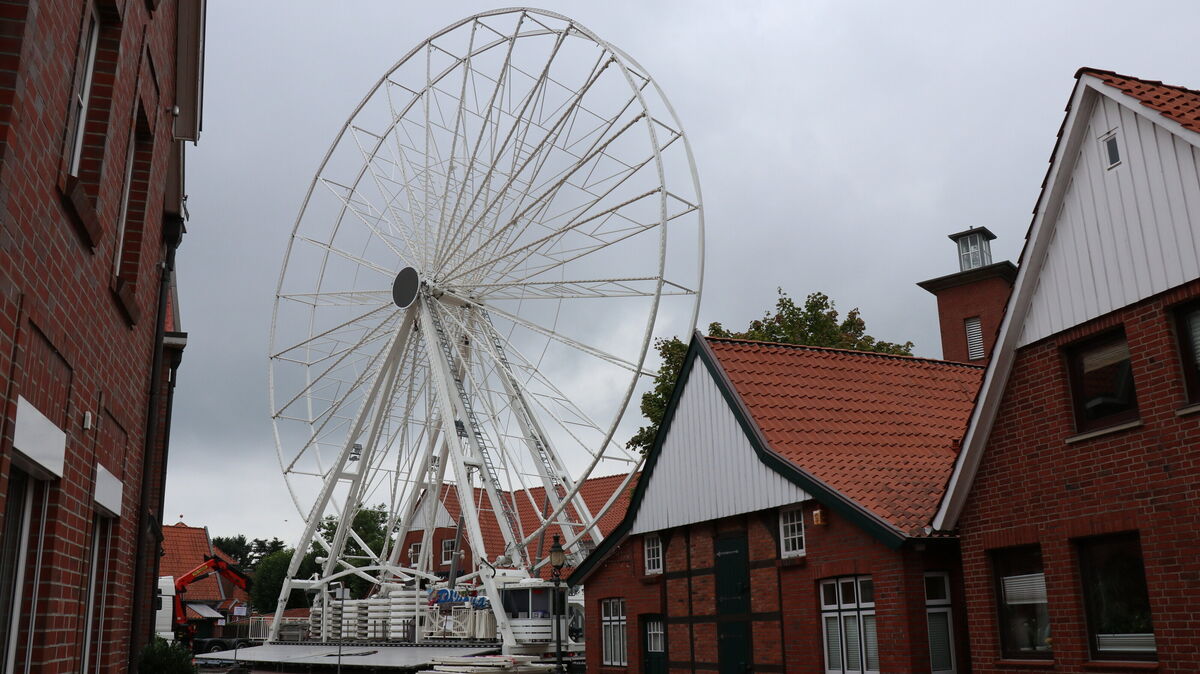 Schwerstarbeit leisteten am Dienstag die Mitarbeiter des Familienunternehmens Cornelius aus Wallenhorst im Landkreis Osnabrück: Sie bauten das 38 Meter hohe Riesenrad auf. Foto: Mangels