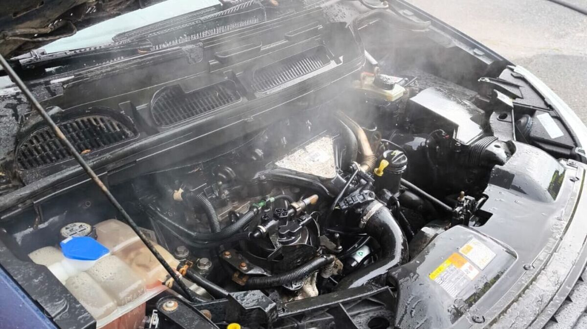 Im Bereich des Motorraums ist die starke Rauchentwicklung zu sehen. Foto: Lange