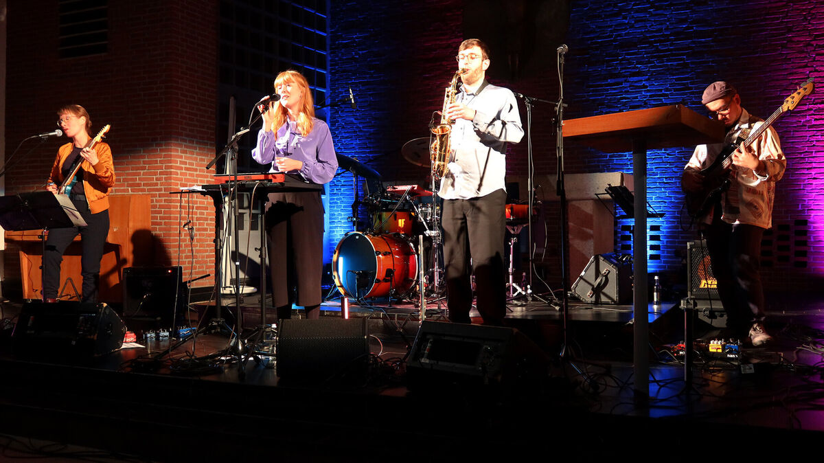 Jazzgenuss in neuer Strahlkraft: Die Kölner Ausnahmeband Lariza mit Frontfrau Lena-Larissa Senge (2.v.l.) verzaubert das Publikum im Kulturraum Gnadenkirche mit moderner Klangkunst und grenzenloser Spielfreude. Foto: Tonn