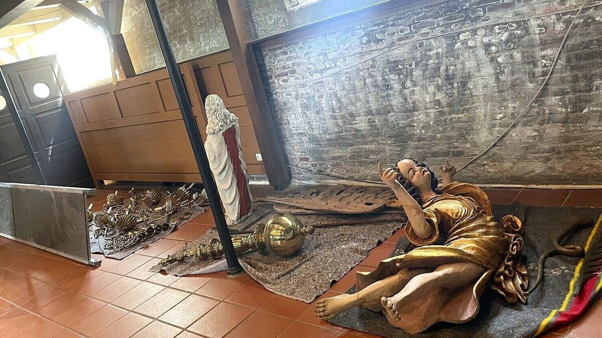 Der Taufengel ist gelandet: Vor der Sanierung wurde abmontiert, verpackt und eingelagert, was keinesfalls verstauben oder beschädigt werden durfte.  Foto: Privat
