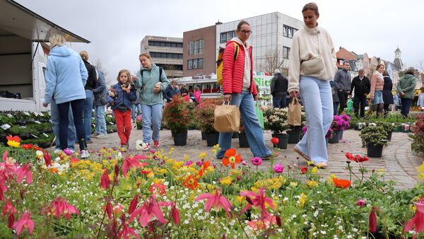 Blumenmarkt in Cuxhaven: Tausende Besucher feiern den Frühling in der Innenstadt