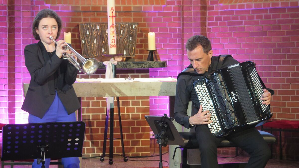 Zwei Ausnahme-Musiker: Lucienne Renaudin Vary mit ihrer Trompete und Félicien Brut mit seinem Akkordeon. Foto: Cordes