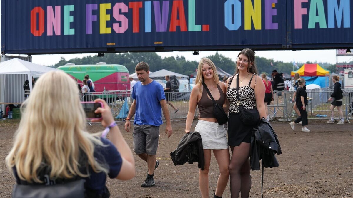 Der Sonntag auf dem Deichbrand 2025 begann mit einem kurzen Schauer. Für einige Festivalfans bedeutet der letzte Tag: Abreisetag. Aber auf dem Infield und den Campingplätzen wird noch kräftig gefeiert.
