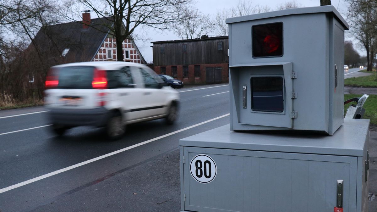 Der Landkreis testet seit Oktober 2019 ein semi-stationäres Geschwindigkeitsmessgerät, das durch sein robustes Aussehen ins Auge springt. Der Blitzer ist in den sozialen Medien als "Bernd" bekannt, weil seine Kastenform an die Fernsehfigur "Bernd das Brot" erinnert. Foto: Mangels