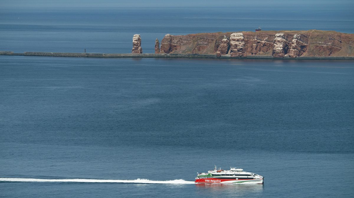 Der Halunder Jet nimmt wieder Kurs Richtung Helgoland. Foto: Thomas Raake