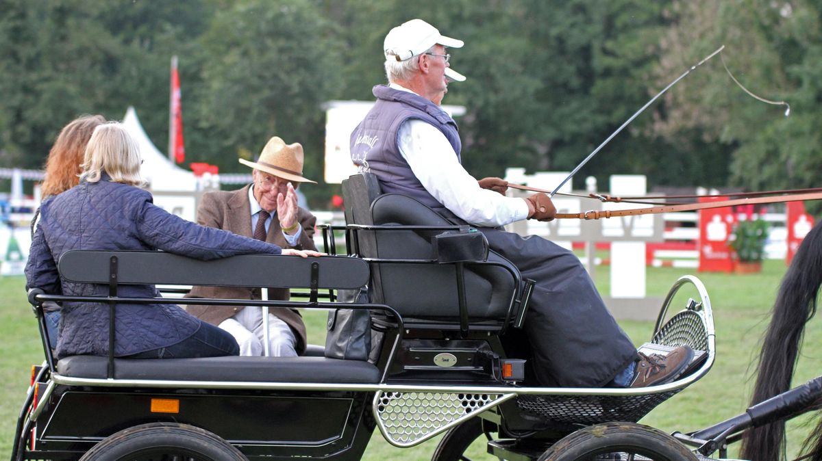 Fahrsport im Schauprogramm des Dobrock-Turniers in der Wingst: Die ehemalige Generalbundesanwältin Monika Harms (links) mit Henry Böhack, langjähriger Präsident des Duhner Wattrennens, in der Kutsche. Auf dem Kutschbock hält Günter Meyer die Zügel fest in den Händen. Foto: Monsees