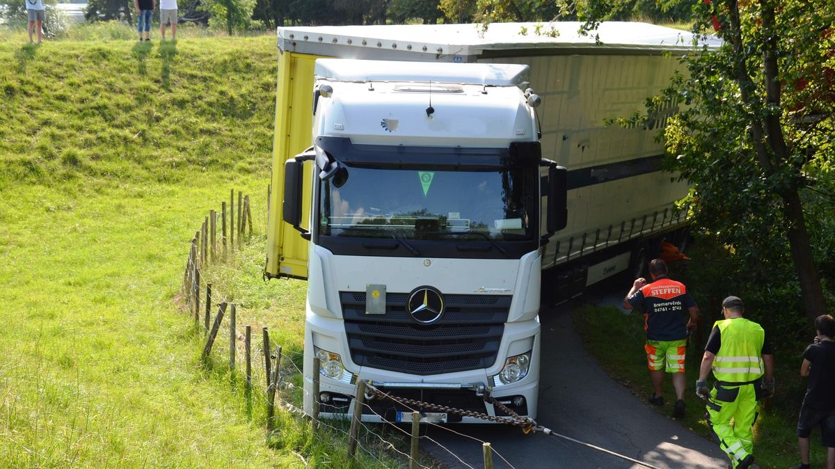Der Lkw sackte so tief ein, dass er in Schieflage geriet. Foto: Lange