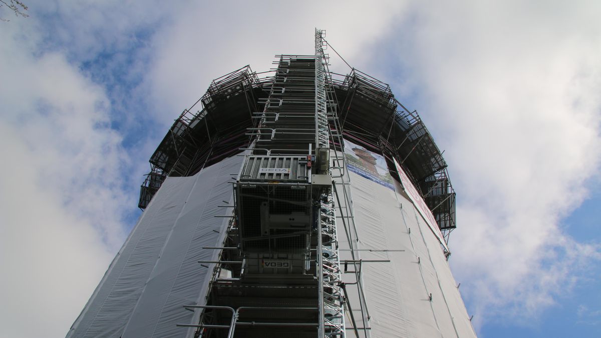 Cuxhavens historischer Wasserturm im Zentrum der Stadt jetzt eingerüstet und vernetzt: Der Turm trägt weiß. Foto: Potschka