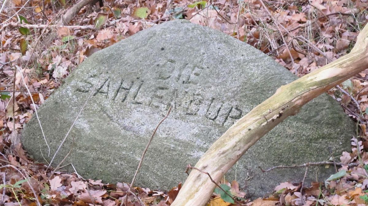 Ein Stein weist am Galgenberg auf den früheren Standort der Sahlenburg hin. Foto: Archiv