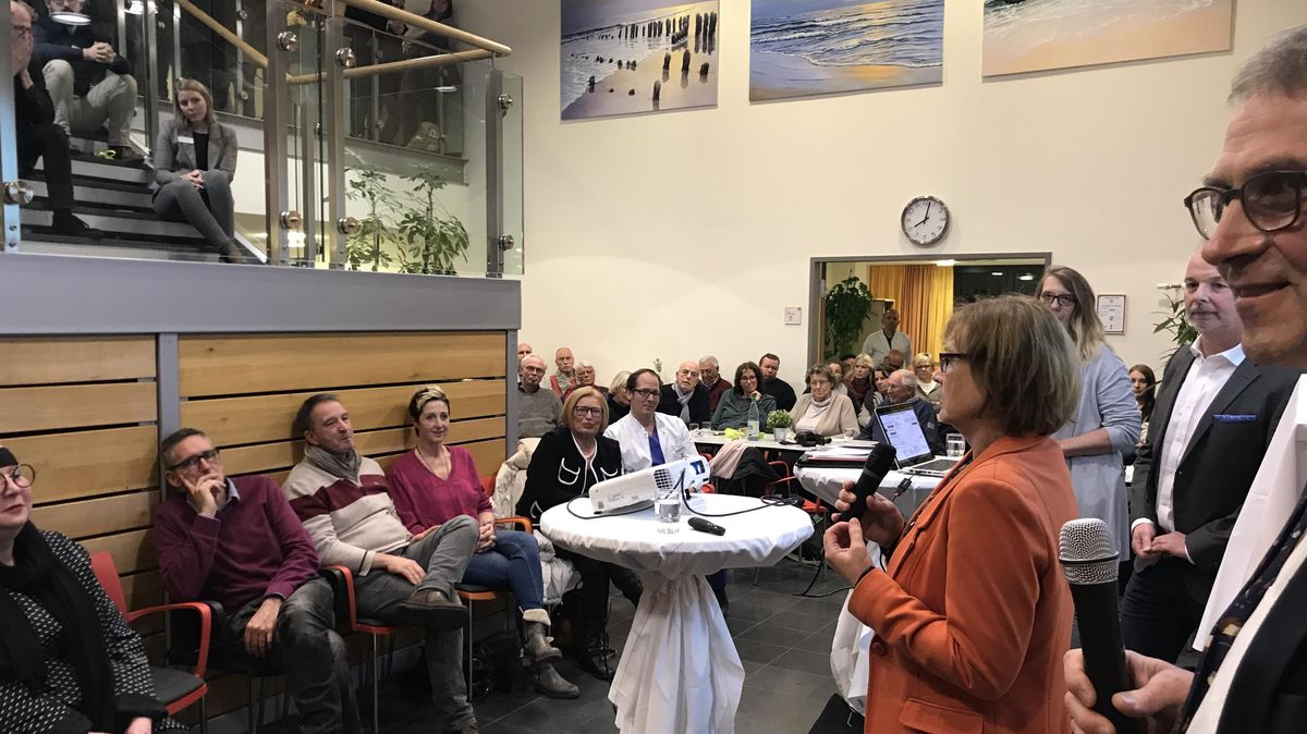 Forum-Atmosphäre in der Helios-Klinik Cuxhaven: Viele Zuhörerinnen und Zuhörer verfolgten die Diskussion vom Foyer (oben) aus oder vom Untergeschoss, wo sonst die Tische der Cafeteria stehen. Am Mikrofon Betriebsratsvorsitzende Ellen Groß, hinter ihr Redakteurin Wiebke Kramp, Redaktionsleiter Felix Weiper und Dr. Bernward Steinhorst (v.l.). Fotos: Reese-Winne