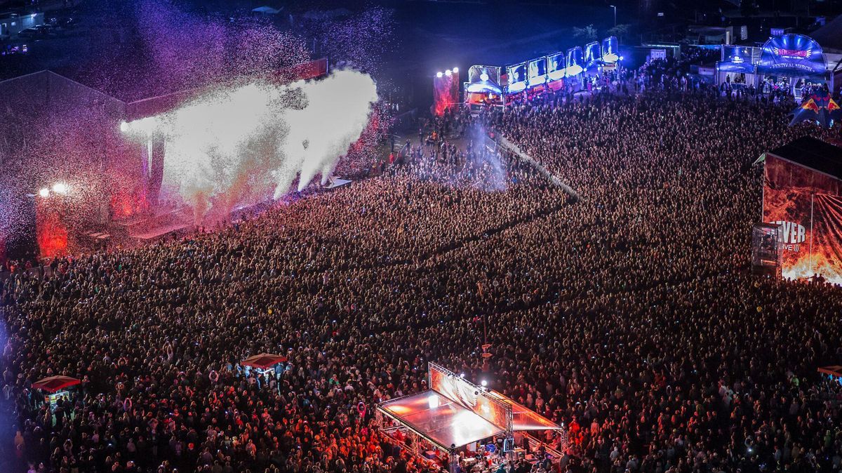 Mehrere zehntausend Musikliebhaber feiern jedes Jahr beim Deichbrand-Festival in Wanhöden. Foto: Deichbrand