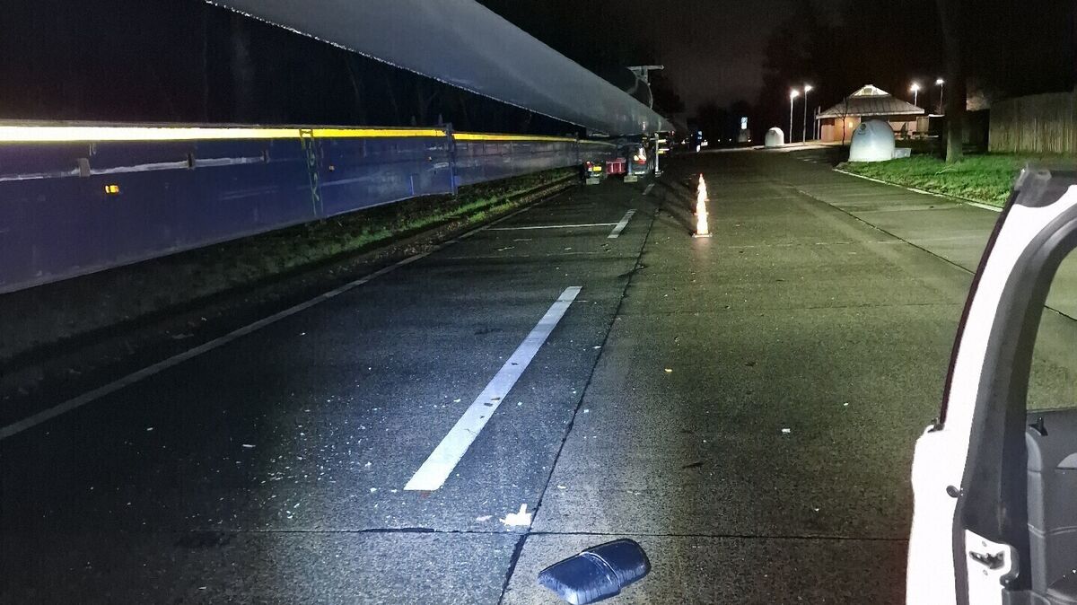 Der Außenspiegel blieb am beschädigten Windrad-Flügel liegen. Foto: Polizei