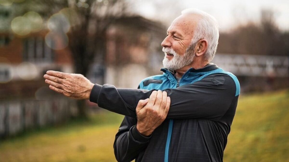 Wenn Schmerzen die Freude an der Bewegung ausbremsen, sind effektive Abhilfe und fachkundiger Rat gefragt. Foto: djd/Linda/Getty Images/Photodjo