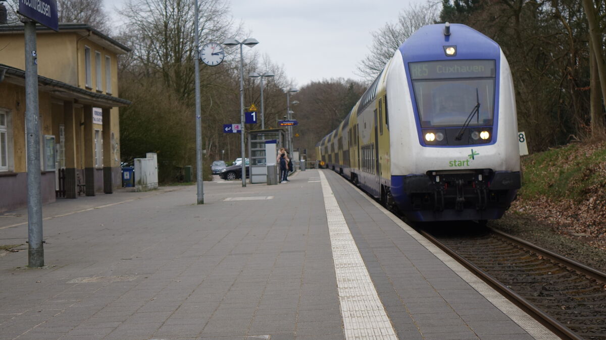 Das Gelände rund um den Hechthausener Bahnhof soll erneuert werden. Foto: Kuczorra