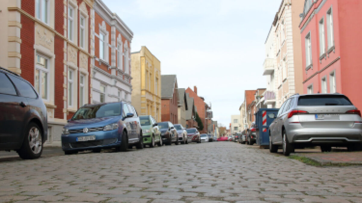Anwohner hatten sich dafür stark gemacht, das historische Kopfsteinpflaster vor ihren Haustüren zu erhalten. Diesem Wunsch soll nun entsprochen werden: Die Verwaltung folgt dabei dem politischen Willen des Rates. Foto: Koppe