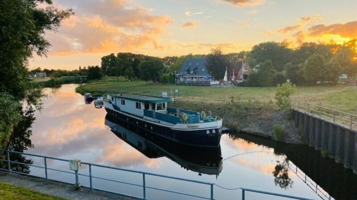 Das Hausboot „MS Lieselotte“ ist so etwas wie ein Wahrzeichen der Stadt Otterndorf. Foto: privat