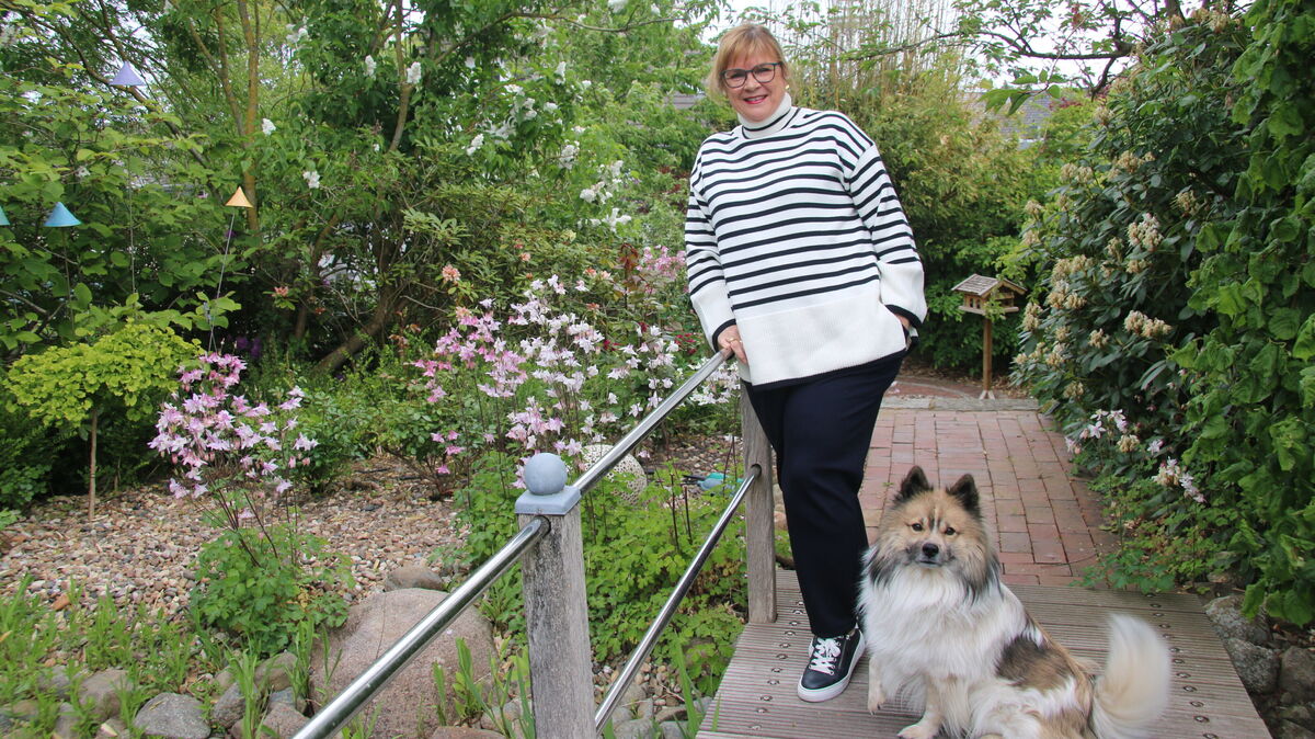 Im liebevoll gestalteten Garten mit Hund Chico findet Silke Rother Ruhe und Inspiration – ein Ort, an dem ihre Kreativität weiterwächst. Foto: Potschka