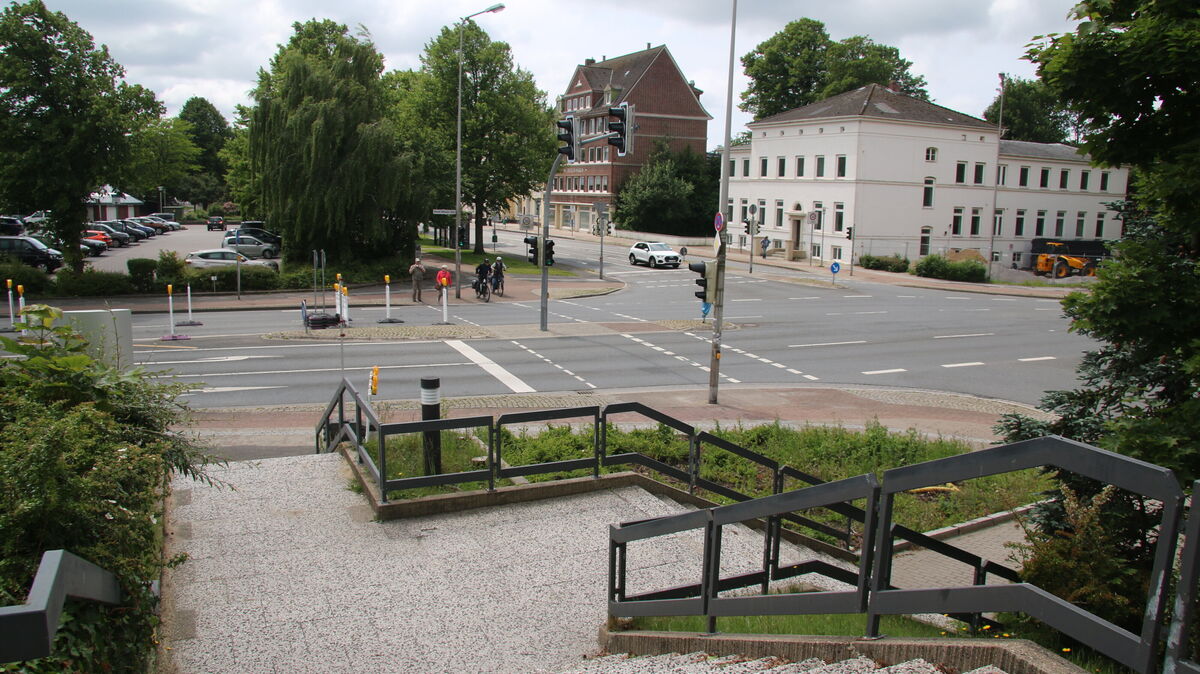 Die bestehende Treppenanlage zum Eingang des NPorts-Gebäude wird in Kürze abgerissen. Sie wird durch eine klarer gegliederte Treppe ersetzt.
