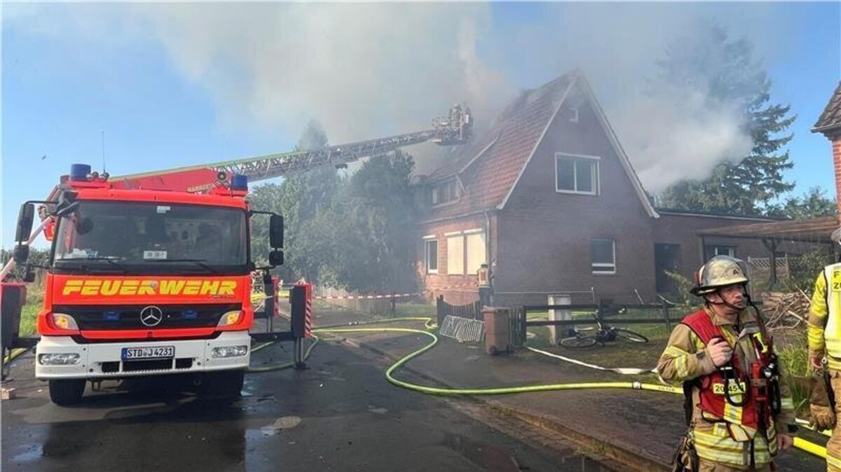 Die Feuerwehr Stade ist mit einer Drehleiter im Einsatz. Bald soll es auch in Hadeln eine Drehleiter geben. Archivfoto: Vasel