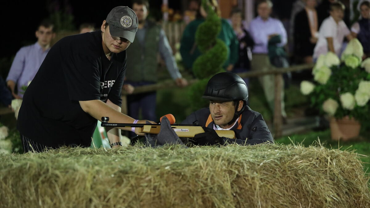 Für Unterhaltung sorgte am Freitagabend der Reiter-Biathlon, bei dem die Reiterinnen und Reiter zunächst einen Springparcours mit ihren Pferden absolvieren mussten, dann mit dem Lasergewehr schießen mussten, um anschließend wieder auf das Pferd zu steigen und nach weiteren Hindernissen durch das Ziel zu laufen. Foto: Unruh