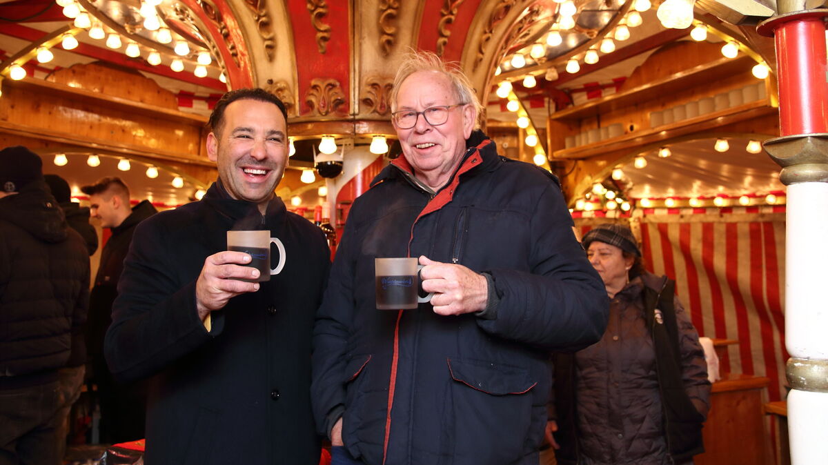 Hakan Bingöl (hier in seiner Rolle als „Winterzauber“-Betreiber mit dem Döser Ratsherren Michael Stobbe) wird ab dem bevorstehenden Winterhalbjahr auch für den Weihnachtsmarkt am Schloss verantwortlich zeichnen. Den für fünf Jahre geltenden Zuschlag erhielt Bingöl am Donnerstag: In turnusmäßiger Sitzung beriet der Verwaltungsausschuss über ein vorausgegangenes Interessenbekundungsverfahren. Archivfoto: Koppe